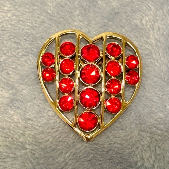 Beautiful heart shaped Brooch with Red crystals. Great for Valentines Day - Picture 14 of 15